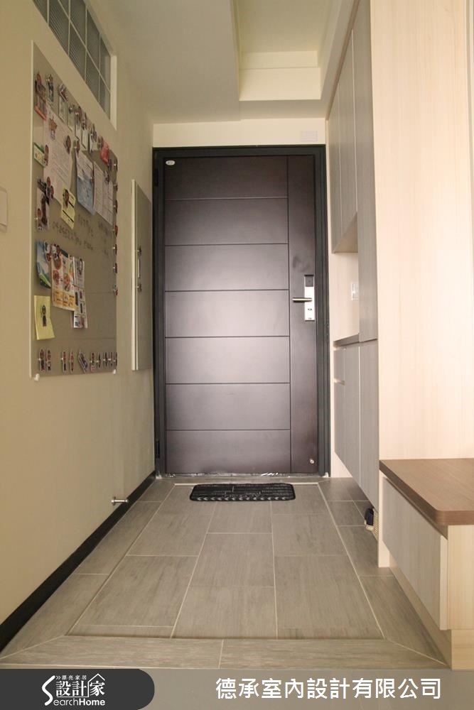 20 坪的有限空間內，設計師首先改善主臥太小問題，拆